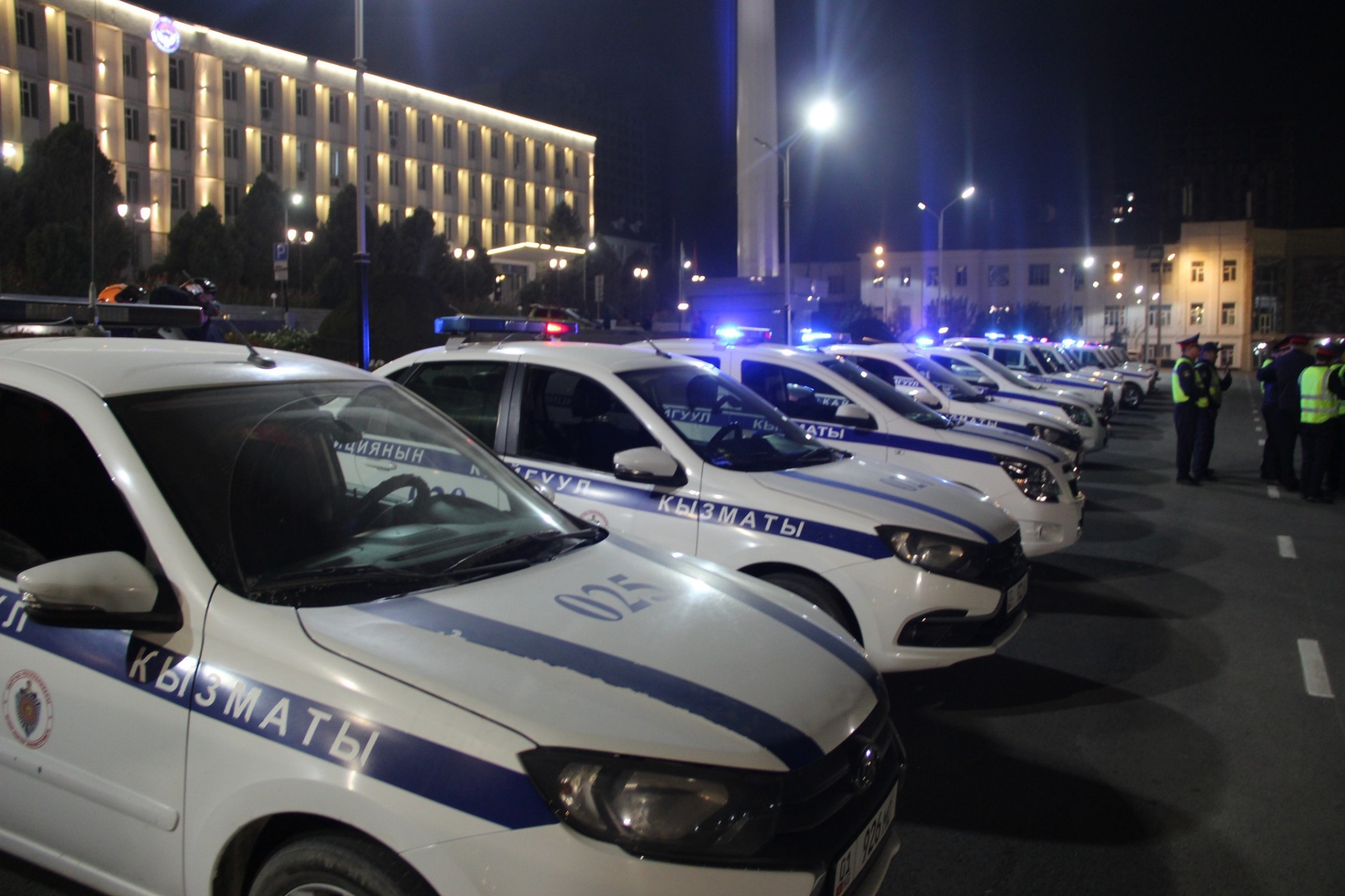 В Оше ночью во время массового рейда задержали 83 подростка и изъяли скутеры