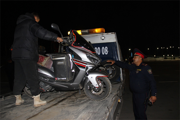 В Оше ночью во время массового рейда задержали 83 подростка и изъяли скутеры