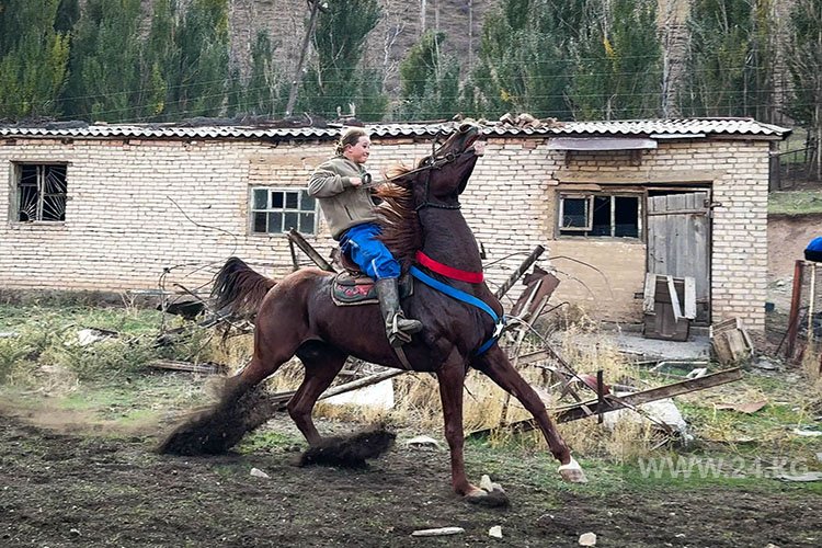 Лошади лучше людей. История кыргызстанки, которая потеснила мужчин в кок бору