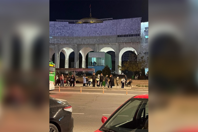 В центре Бишкека, рядом с площадью Ала-Тоо, строят загадочный объект
