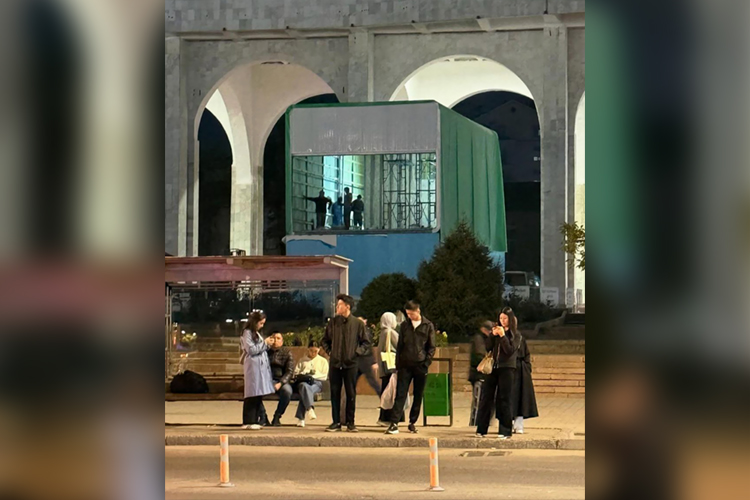 В центре Бишкека, рядом с площадью Ала-Тоо, строят загадочный объект