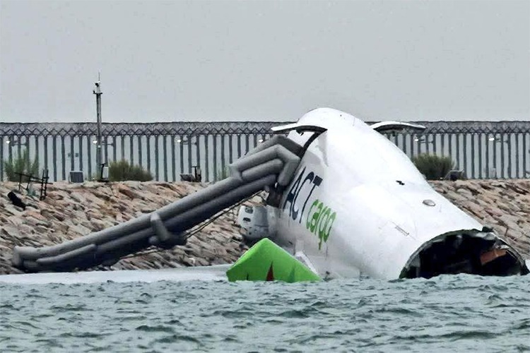 В аэропорту Гонконга грузовой самолет выкатился с полосы и упал в море