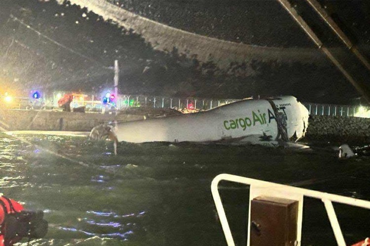 В аэропорту Гонконга грузовой самолет выкатился с полосы и упал в море