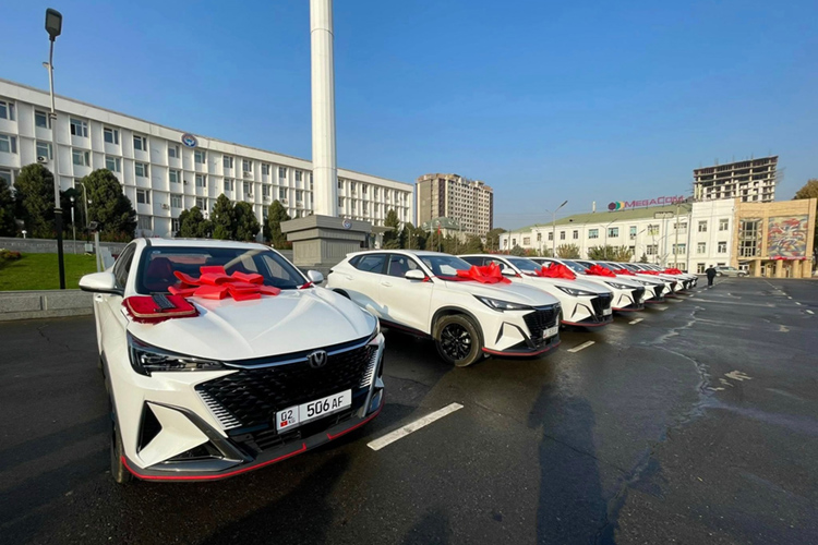 Руководителям территориальных управлений Оша вручили новые служебные автомобили