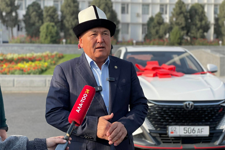 Руководителям территориальных управлений Оша вручили новые служебные автомобили