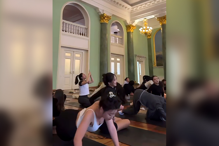 Пилатес на сцене: соцсети возмутились занятием в Театре оперы и балета