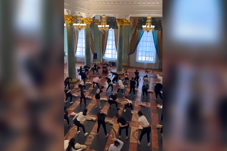 Пилатес на сцене: соцсети возмутились занятием в Театре оперы и балета