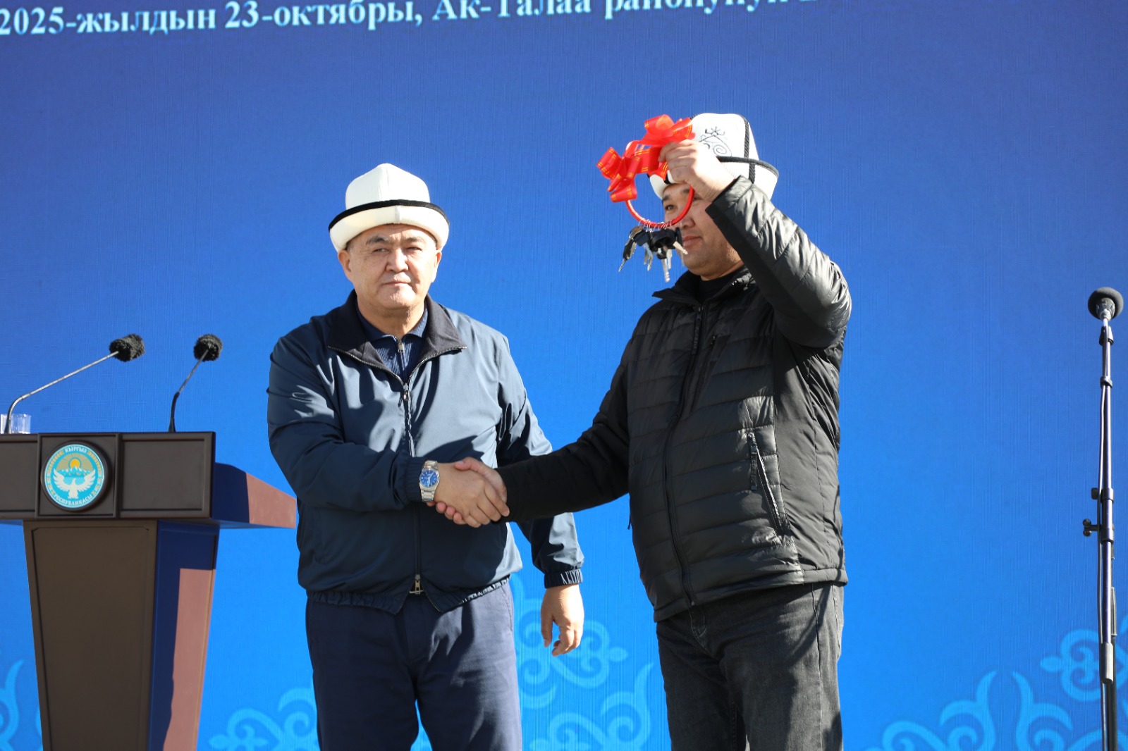 Камчыбек Ташиев передал Ак-Талинскому району новую технику и пообещал роддом и спорткомплекс