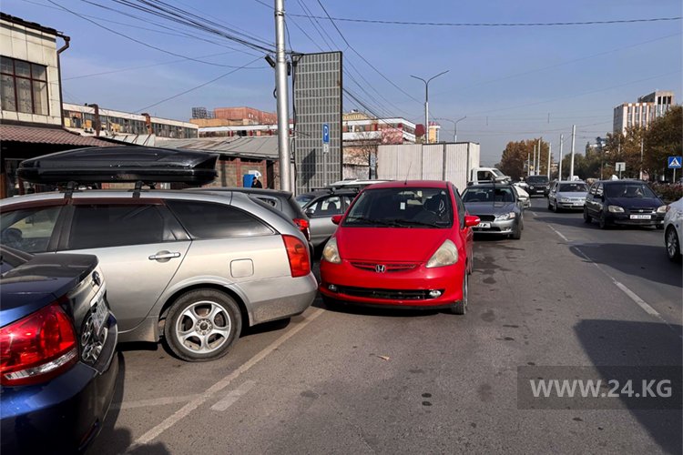 В Бишкеке проблема парковок пока так и не решена