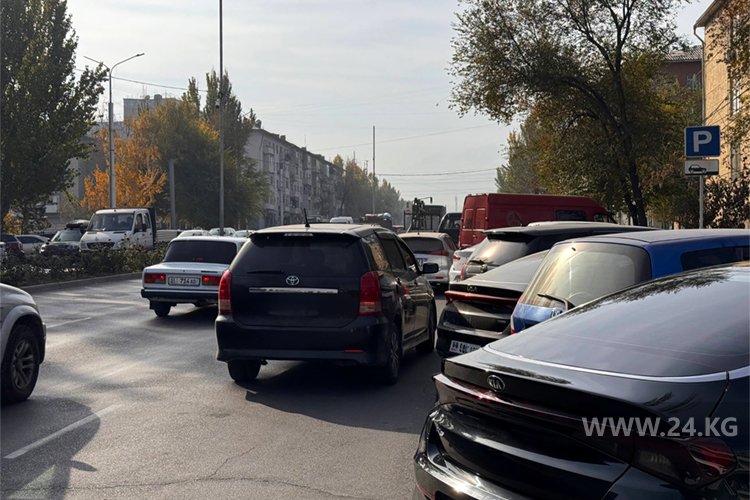В Бишкеке проблема парковок пока так и не решена