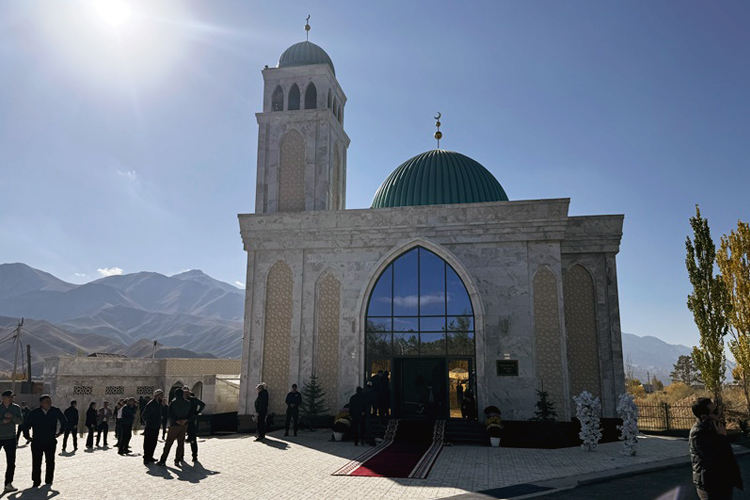 В Нарыне открыли новую мечеть «Жакыпбек ата»
