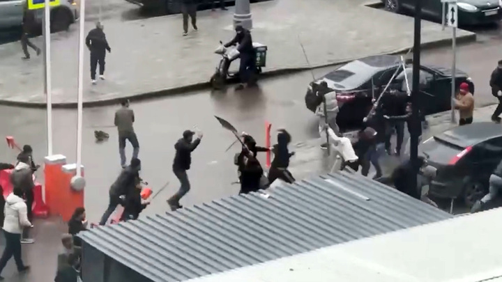 В Москве трудовые мигранты устроили массовую драку с лопатами и палками