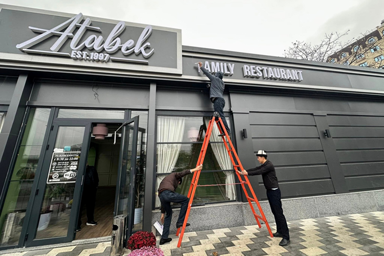 В Оше убирают вывески не на кыргызском языке