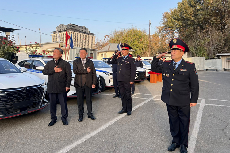 Ко Дню милиции Ошское УВД получило новые служебные автомобили
