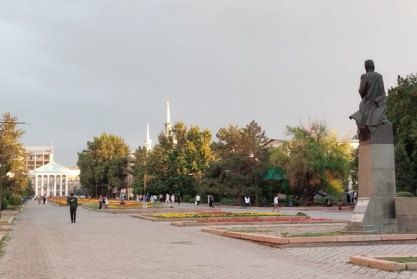 Бишкек, Аллея молодежи, июнь 2025 года