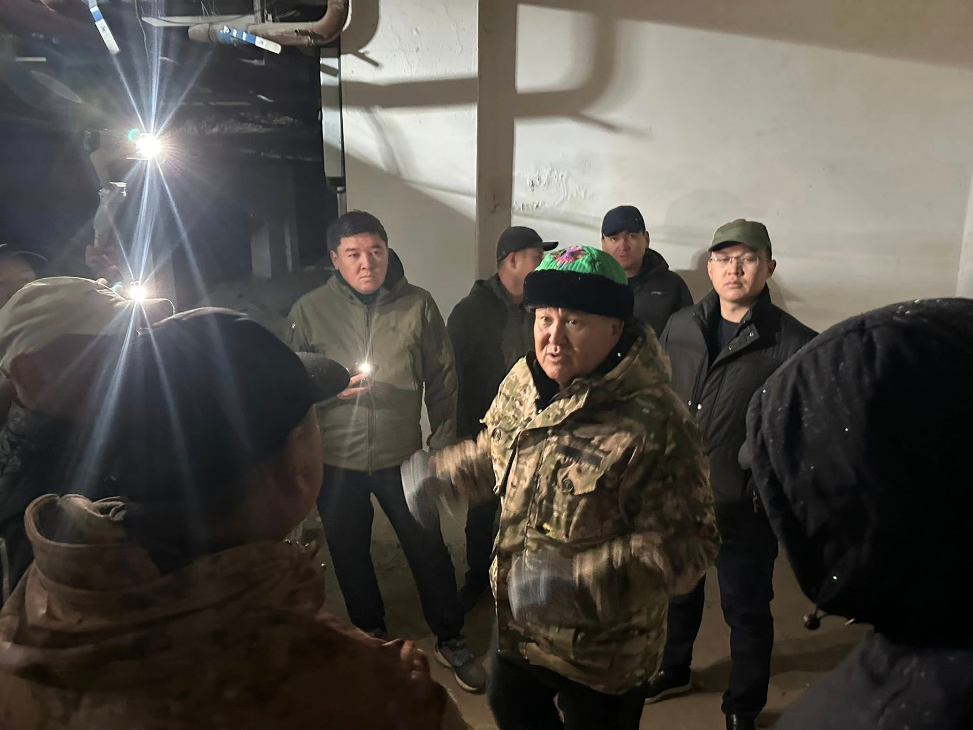 Женишбек Токторбаев проверил дом компании «Эмаком»: жильцы жалуются на холод и отсутствие газа