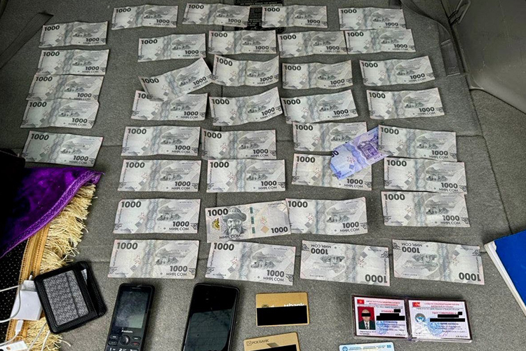С поличным: в Бишкеке задержали инспекторов Минстроя и МЧС при получении взятки