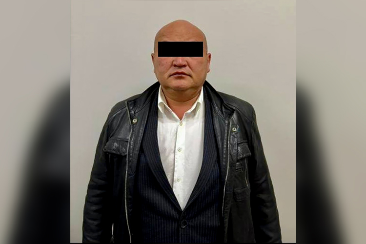 С поличным: в Бишкеке задержали инспекторов Минстроя и МЧС при получении взятки
