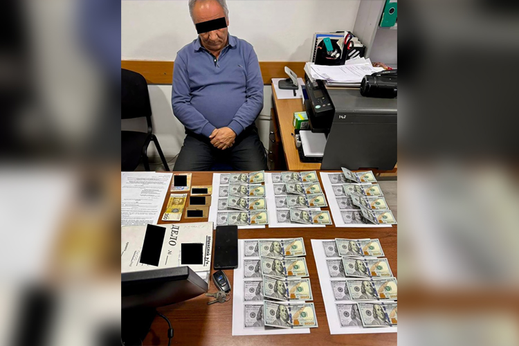С поличным: в Бишкеке задержали инспекторов Минстроя и МЧС при получении взятки