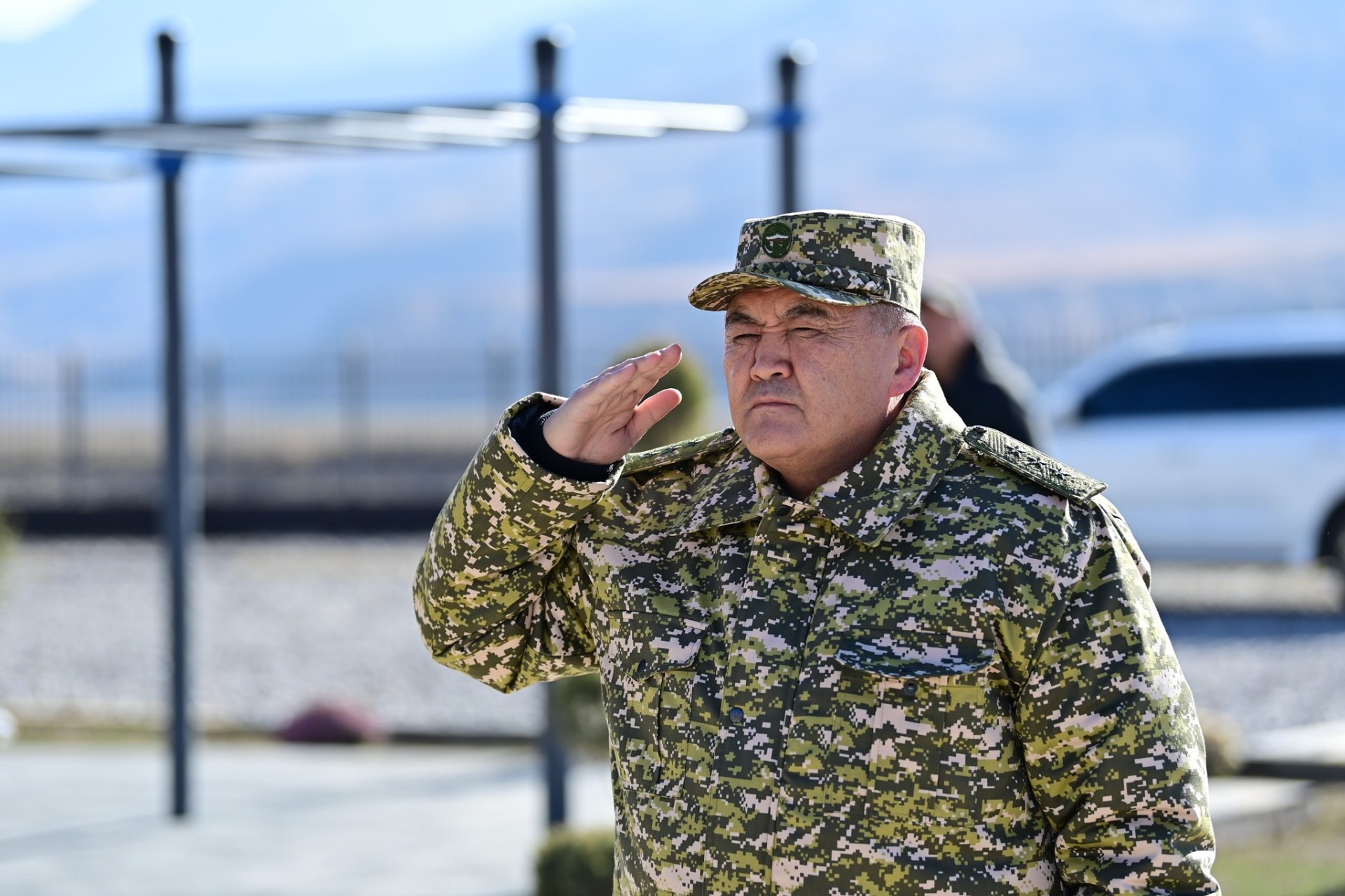 Камчыбек Ташиев вручил ключи от новых квартир пограничникам