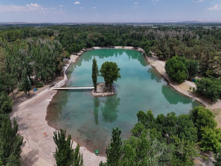 Комсомольское озеро в Карагачевой роще