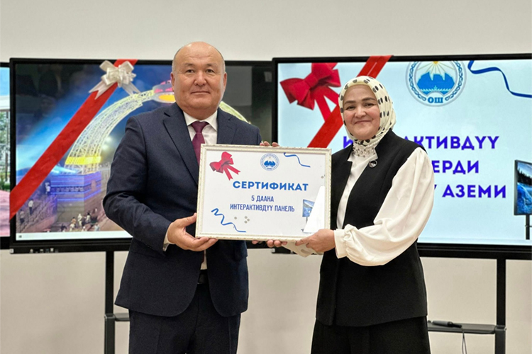 В школы города переданы 62 интерактивные панели от имени президента
