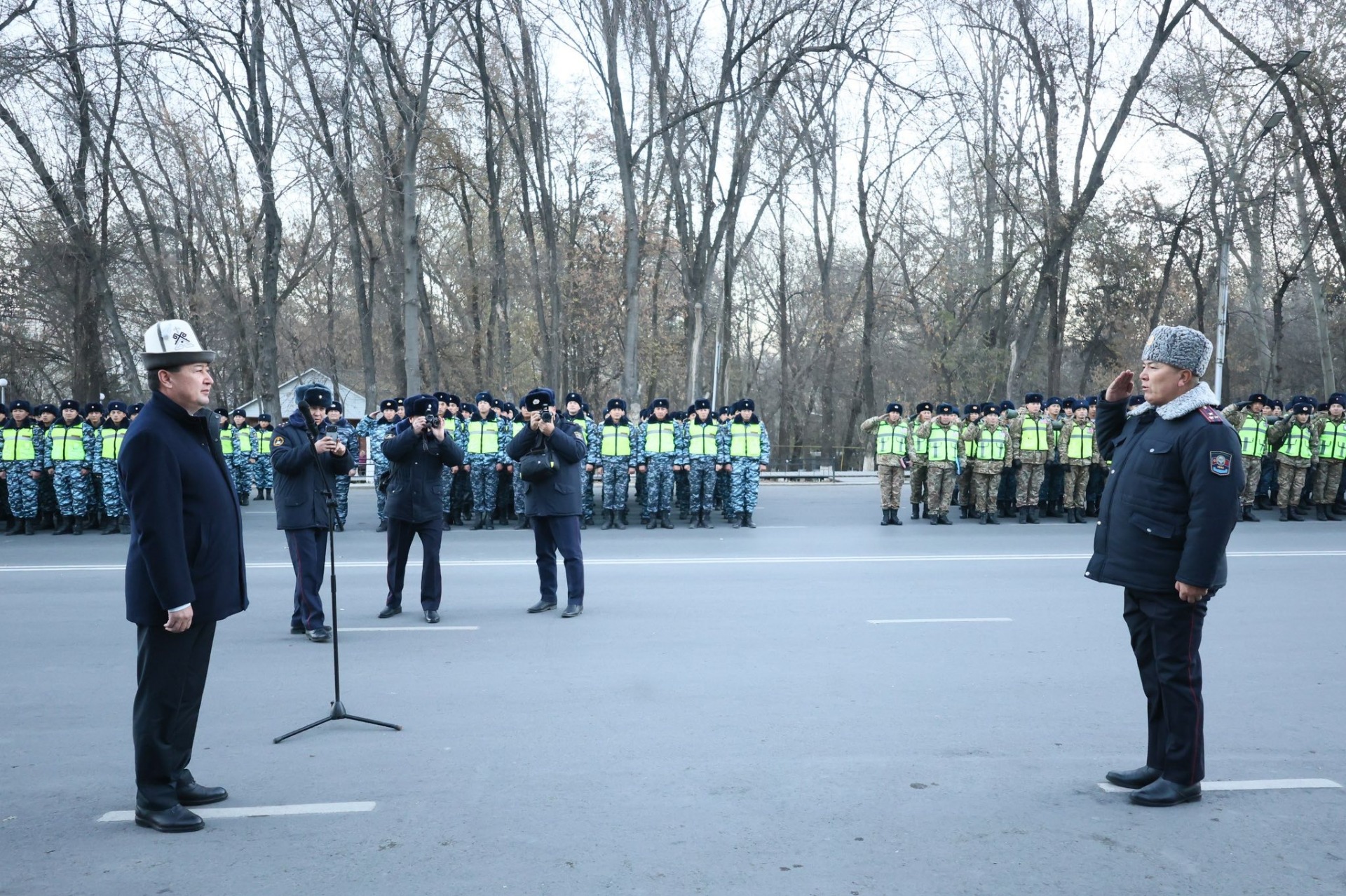 В Оше прошел гарнизонный смотр силовиков перед досрочными парламентскими выборами