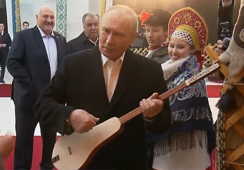 В Кыргызстане Владимиру Путину подарили комуз