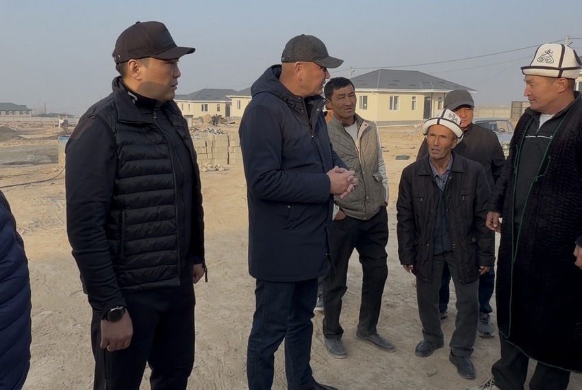Глава района на встрече с жителями нового поселка в Лейлекском районе