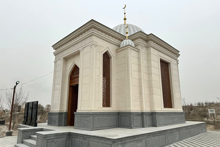 За счет личных средств главы ГКНБ и мэра в Оше построили мавзолей