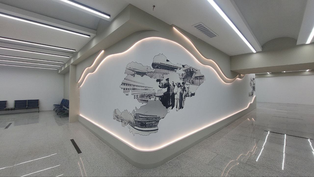 Отделка стен. На фото-обоях Турдакун Усубалиев открывает аэропорт в 1979 году