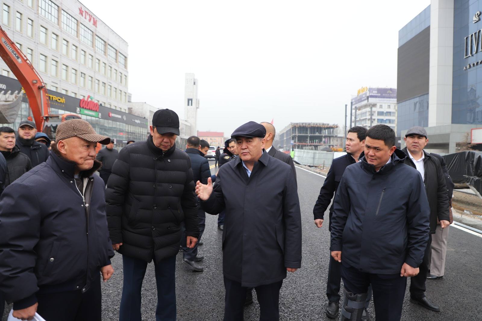 Камчыбек Ташиев потребовал демонтировать конструкции у ЦУМа, сужающие проезжую часть