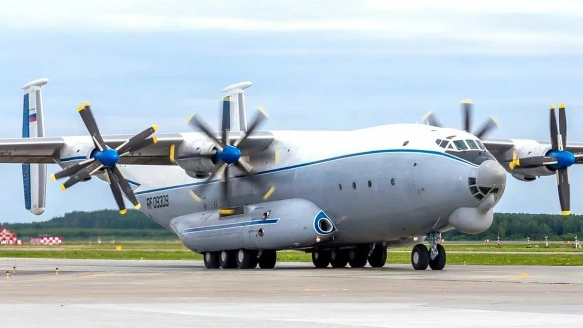 Ан-22 — самый большой в мире турбовинтовой самолет, предназначенный для перевозки тяжелого и крупногабаритного вооружения