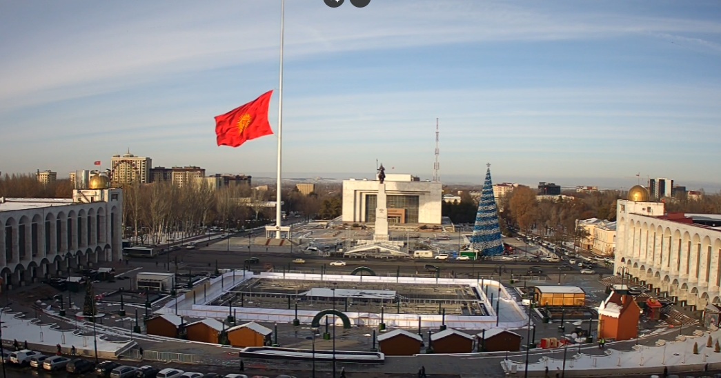 На площади Ала-Тоо временно приспустили флаг из-за сильного ветра