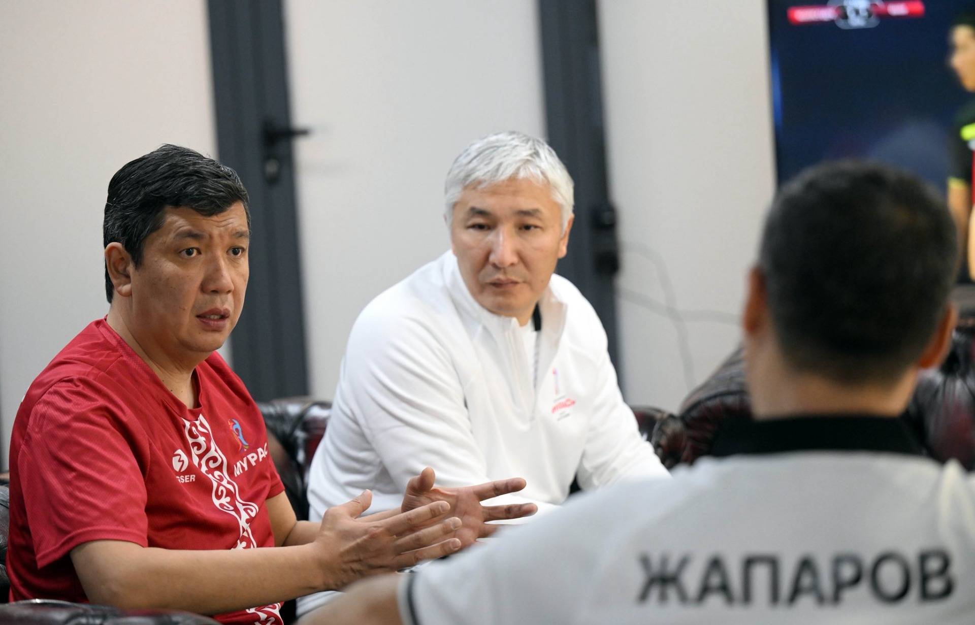 Садыр Жапаров играет в футбол и между матчами подписывает документы