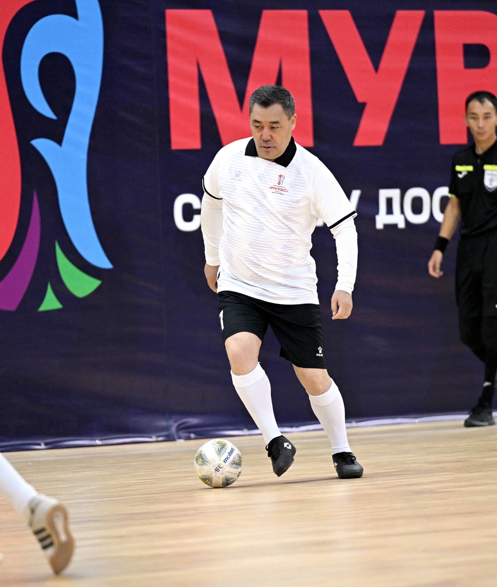 Садыр Жапаров играет в футбол и между матчами подписывает документы