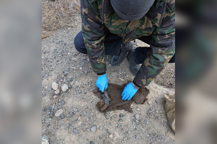 На окраине Балыкчи обнаружен тайник с огнестрельным оружием