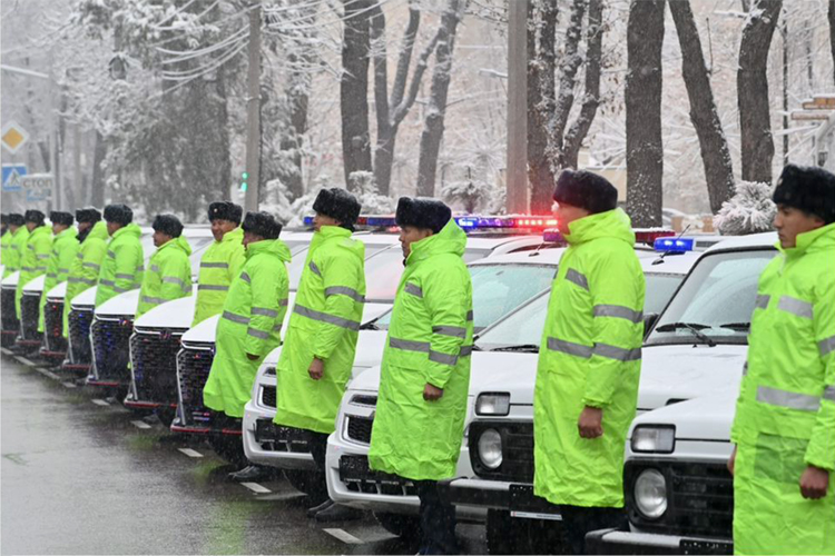 Милиции передали 50 новых служебных автомобилей и снегоходы