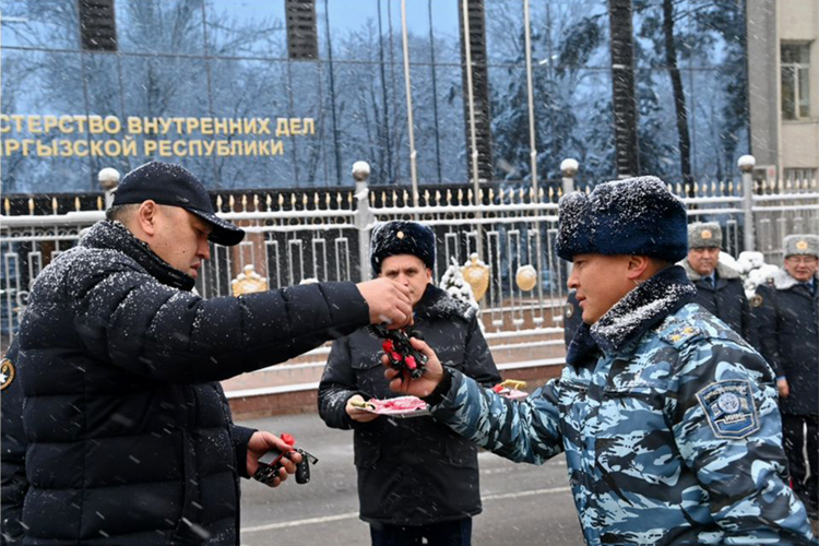 Милиции передали 50 новых служебных автомобилей и снегоходы