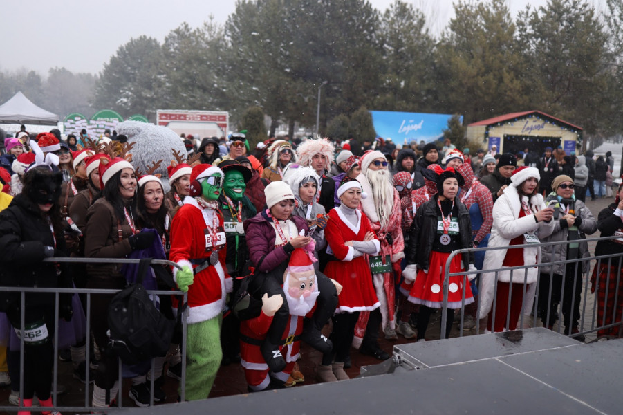 В столице прошел праздничный забег Santa Run