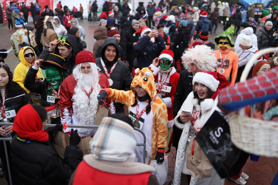 В столице прошел праздничный забег Santa Run