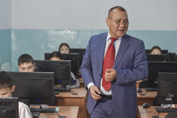 К преподаванию Болотбек Кулмирзаев вернулся несколько лет назад, после переезда с семьей в село Арашан