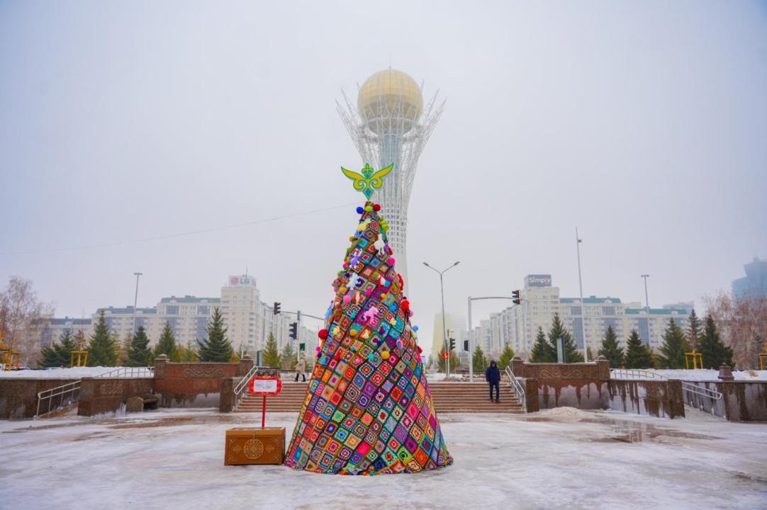 В городе установили необычную новогоднюю елку — вязаную