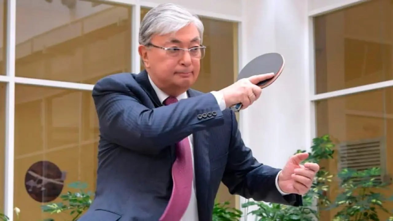 Президент Казахстана рассказал, что регулярно занимается йогой и играет в настольный теннис