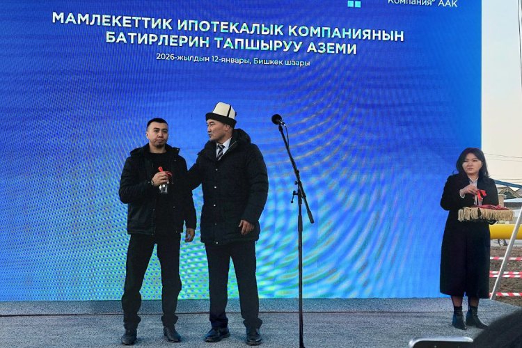 Председатель ГИК вручает ключи счастливым обладателям нового жилья