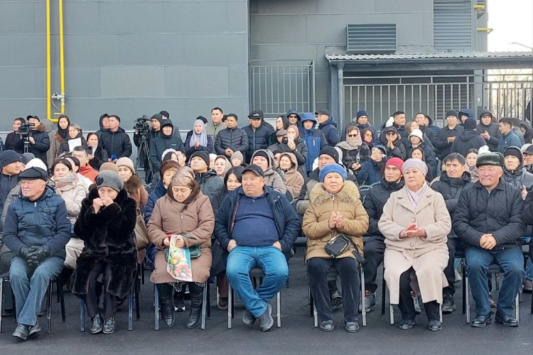 Люди с нетерпением ждут свои ключи