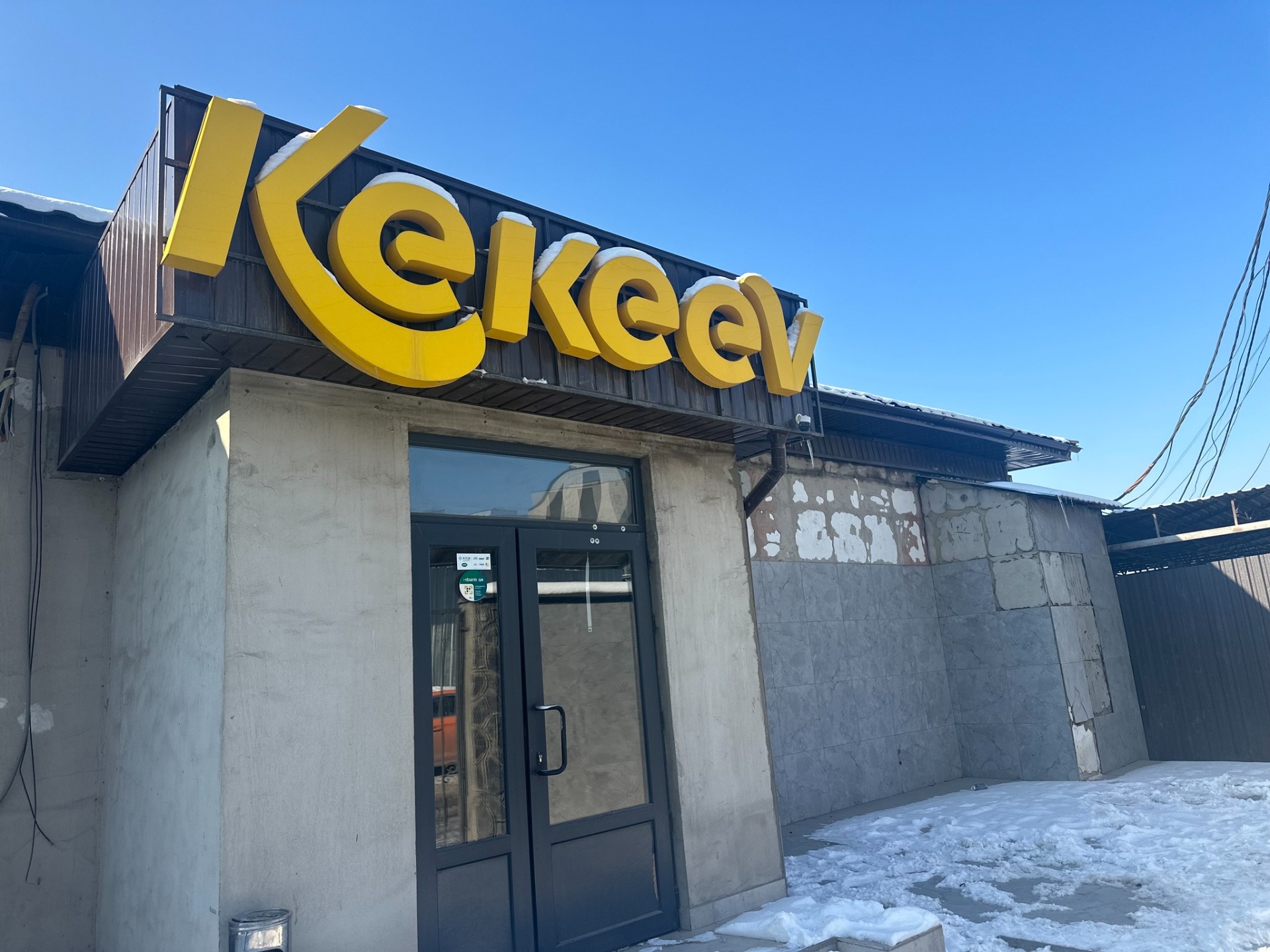 Берега без кафе: в Бишкеке массово сносят постройки в водоохранных зонах