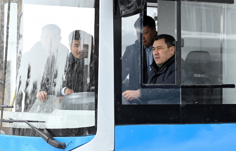 Президент Садыр Жапаров за рулем автобуса «Белес» во время тестового заезда в 2022 году