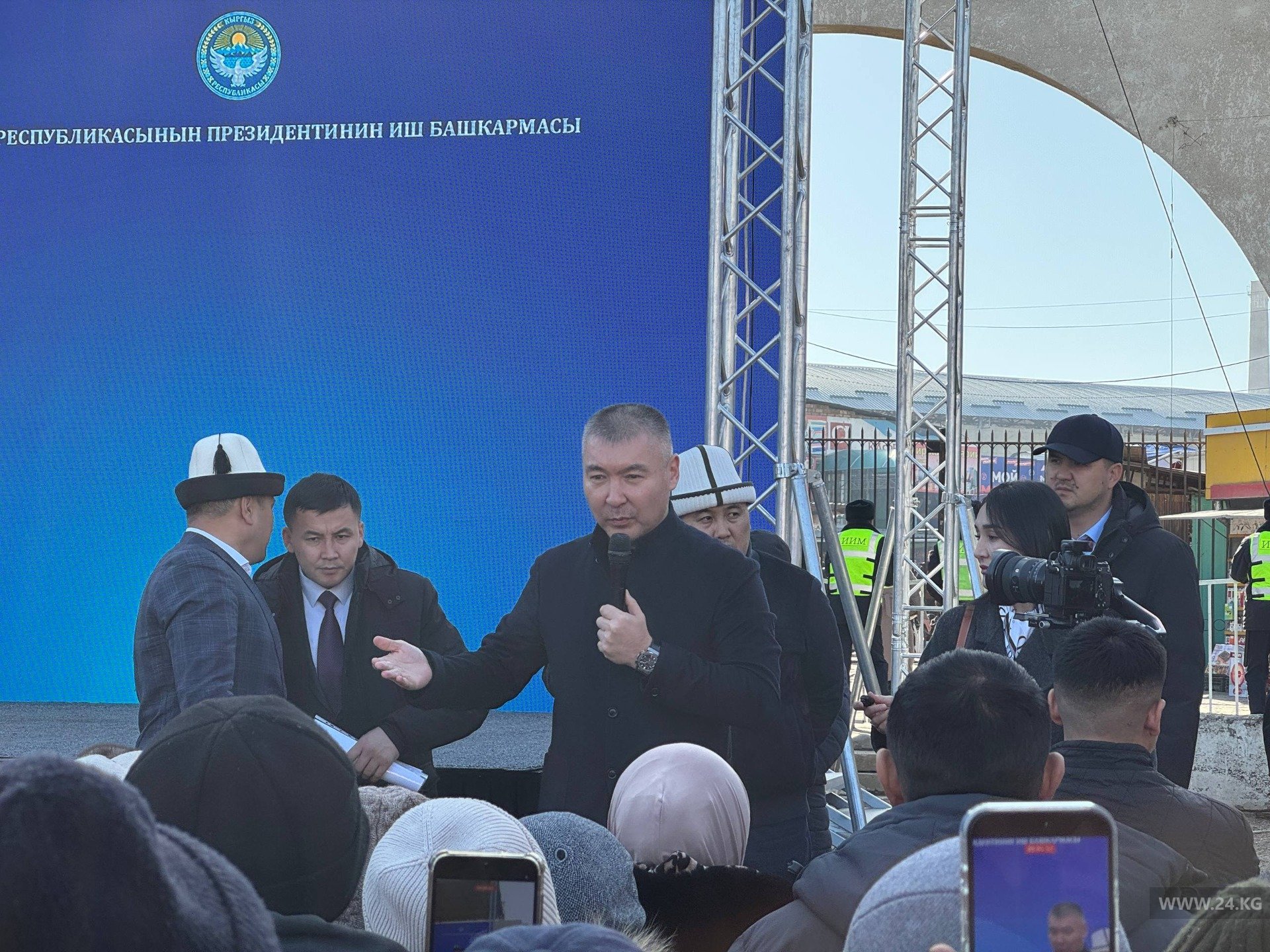 На вопросы торговцев ответил Каныбек Туманбаев