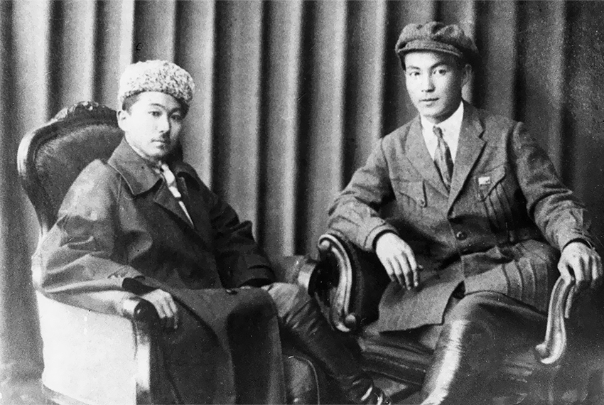 Дали Зульфибаев слева